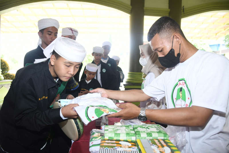 Ganjar Milenial Makassar Bergerak Bagikan Ratusan Sembako ke Warga yang Membutuhkan